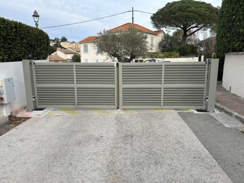 Portail battant avec encastré de sol BFT SUB installé à St Tropez parAurelien service automatisme