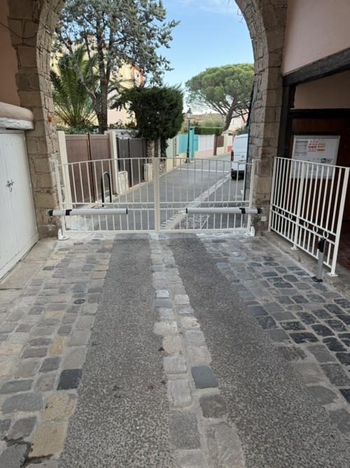 Portail battant ajouré avec moteur Hydraulique BFT Giuno Aurelien service automatisme à Port Grimaud
