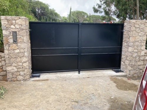 portail battant fer forger a St Tropez avec moteur BFT Eli230 posé par Aurelien service automatisme