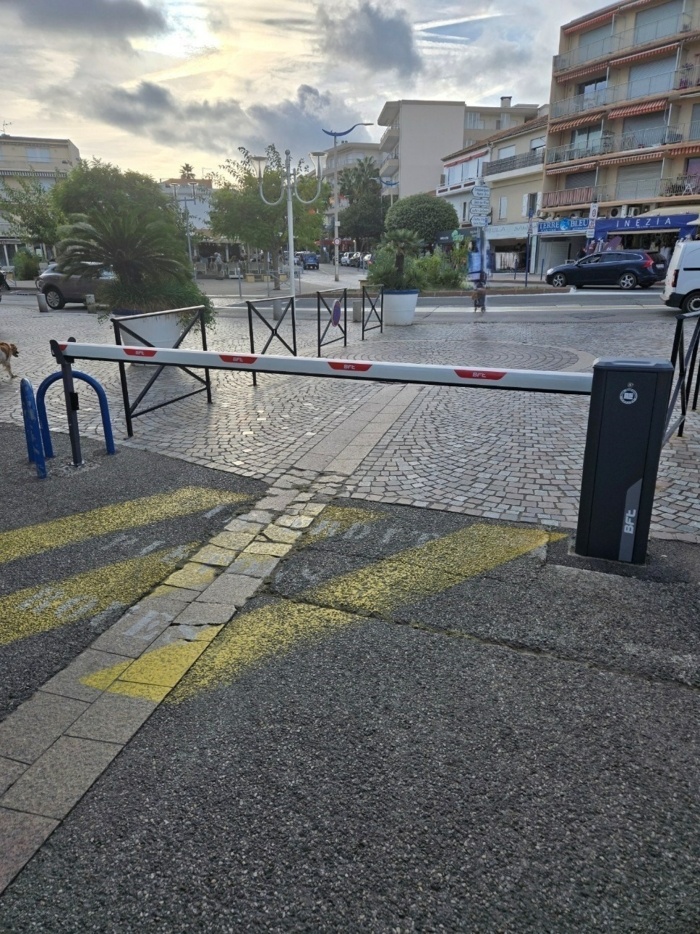 Barriere Giotto marque BFT posé résidence du port à Cavalaire par Aurelien service automatisme