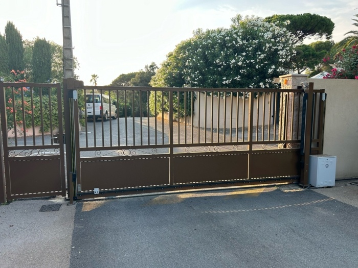 Installation BFT moteur reverse 800KG avec portail ferplay au domaine de La Capilla dans le 83 Ramatuelle installé par Aurelien service automatisme