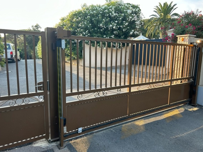 Aurelien service automatisme a installé un moteur Reverse de la marque BFT sur un portail ferplay au domaine de La Capilla à Ramatuelle dans le Var 83