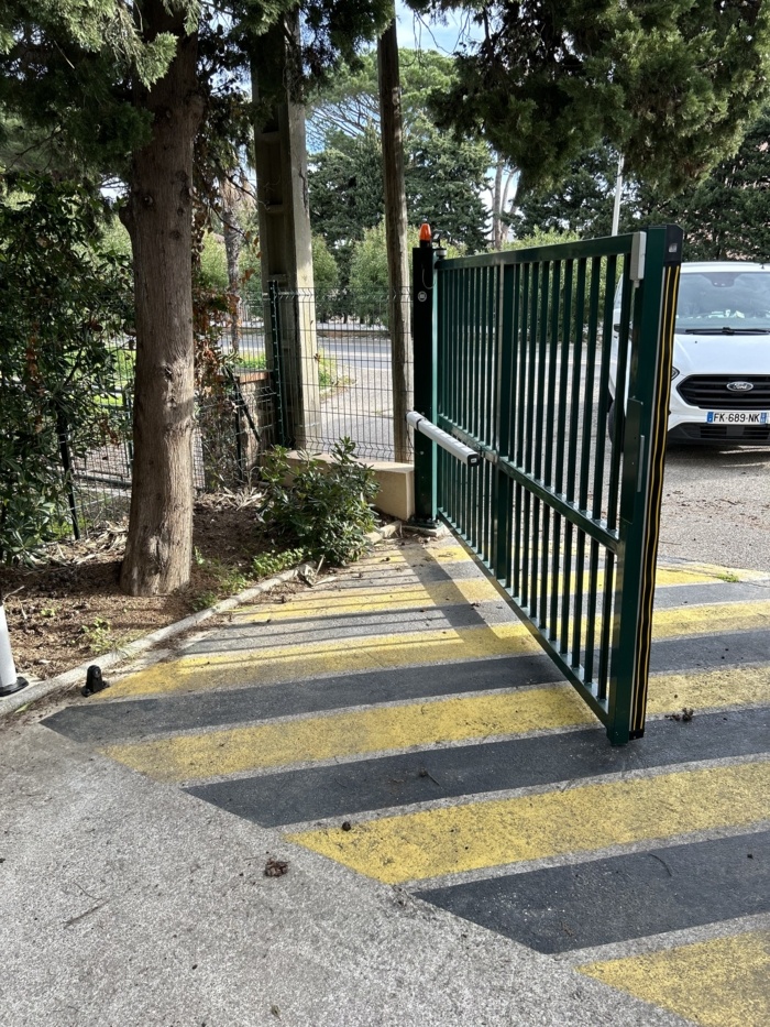 portail Ferplay motorisé en BFT Giuno à Cavalaire installé par Aurelien service automatisme