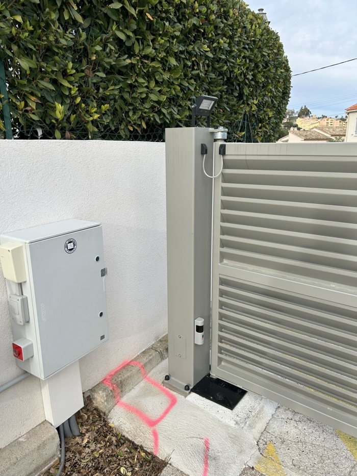 Moteur SUB encastré sur portail FERPLAY Aurelien service automatisme à St Tropez
