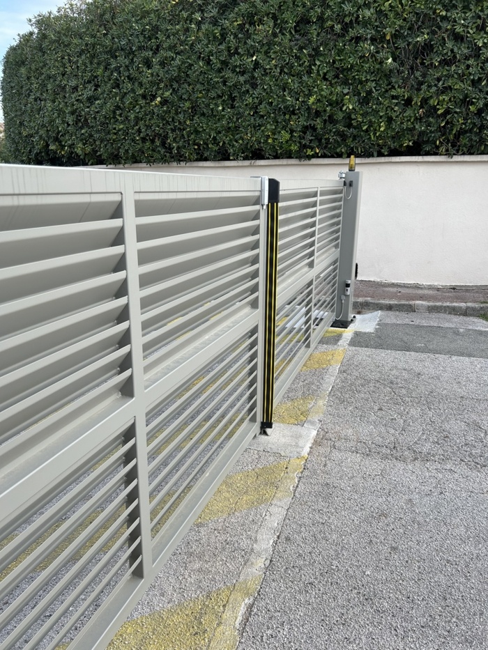 Pose d'un portail battant en copropriété avec moteur BFT encastré de sol SUB à St Tropez Aurelien service automatisme
