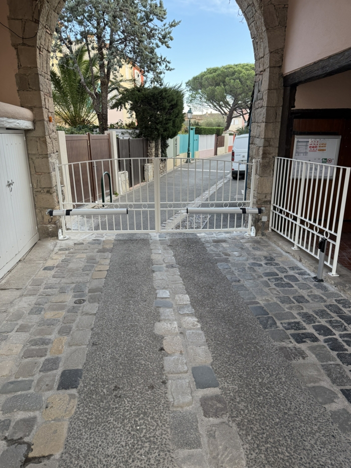 Portail battant ajouré avec moteur Hydraulique BFT Giuno Aurelien service automatisme à Port Grimaud
