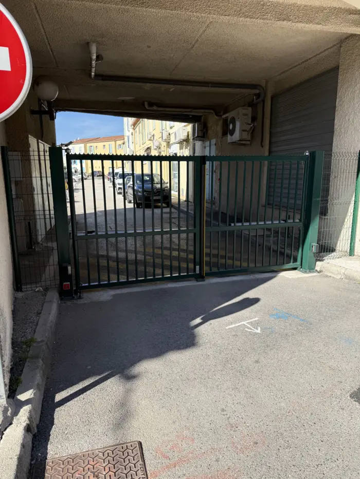 portail battant d'une copropriété à Cogolin motorisation BFT Giuno ultra BT posé par Aurelien service automatisme