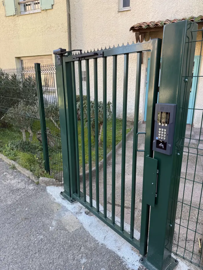 interphone intratone sur portillon Ferplay à Cogolin installé par Aurelien service automatisme