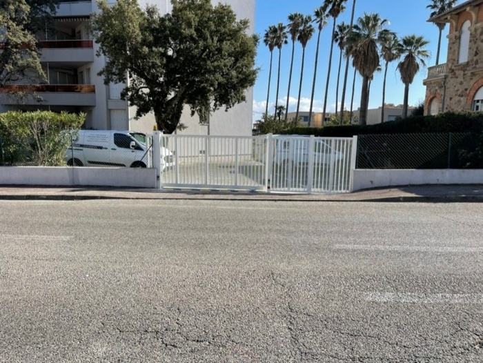 Portail motorisé en copropriété  avec un moteur reverse sur Cavalaire sur Mer par Aurelien service automatisme